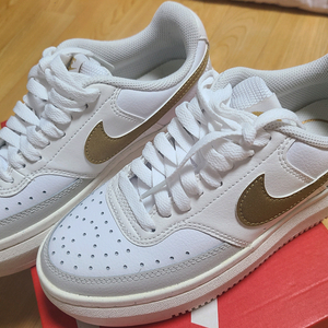 나이키 코트비젼 알타 운동화 팝니다(235mm)/미사용