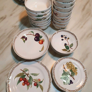 단종된 일본정품 로얄노리다케 오차드가든 개당값