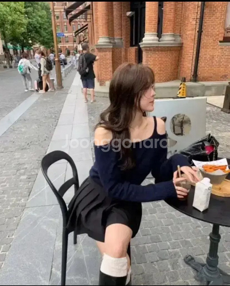 소버샵 muse 뮤즈 오프숄더 니트 네이비--1