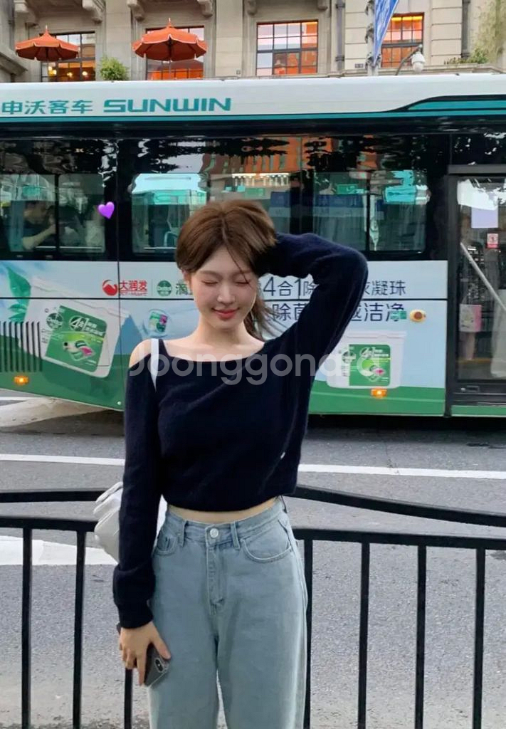 소버샵 muse 뮤즈 오프숄더 니트 네이비--2