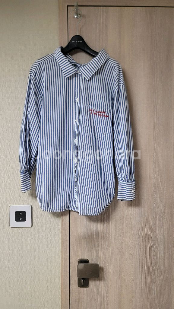 질스튜어트 스트라이프 셔츠(사이즈55)--0