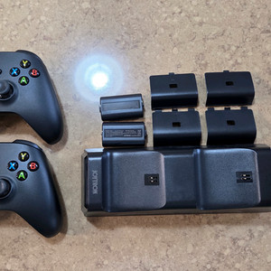 엑스박스4세대 패드 2개 + 조이트론 배터리팩