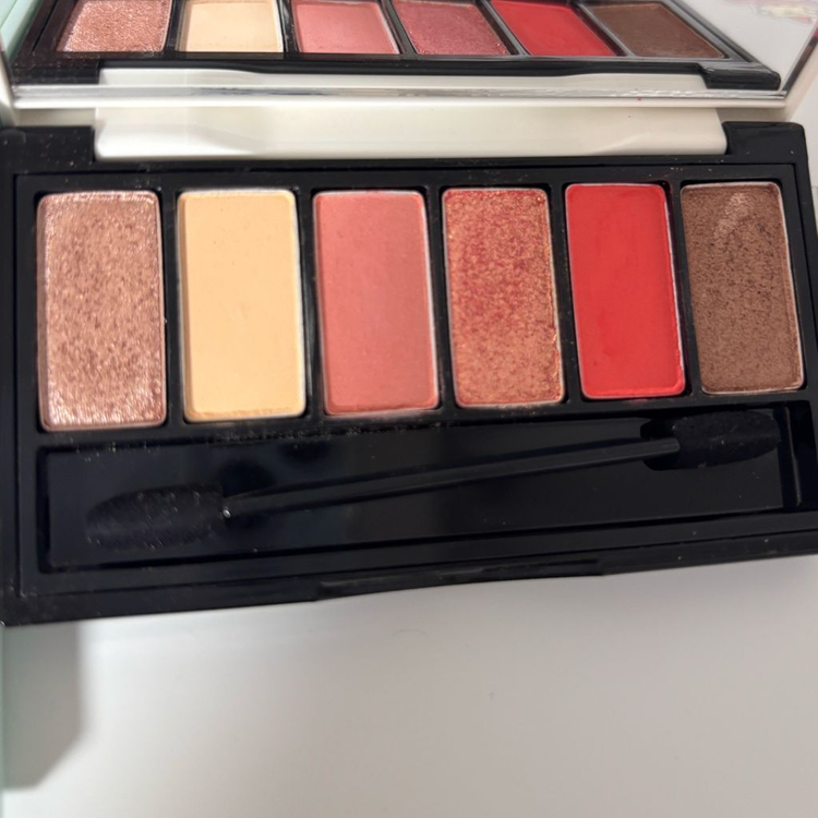 단종 섀도 등 화장품 판매 이미지