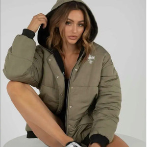 스투시 여성 파울러 리버서블 푸파 자켓(2번 시착)