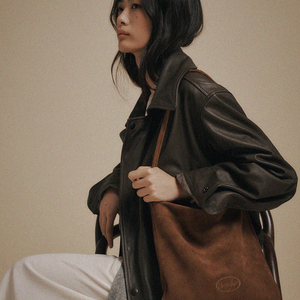 미개봉 새제품 드 메이커 마레 스웨이드 소가죽 숄더백