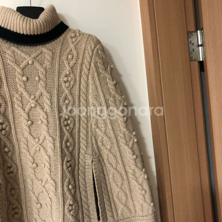 레니본 니트 케이프 케이블 폼폼 판쵸 망토 망또 터틀넥--2