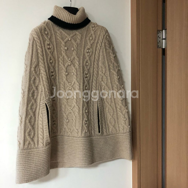 레니본 니트 케이프 케이블 폼폼 판쵸 망토 망또 터틀넥--0