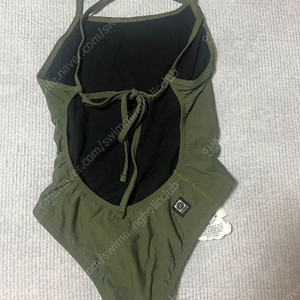 졸린 아미 타우닌 / 나이키 위스퍼 수영복