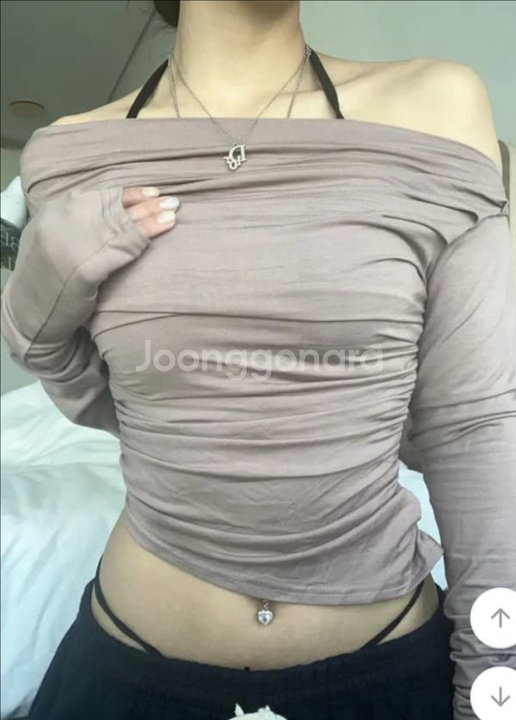 오프숄더 셔링 긴팔 티셔츠--1