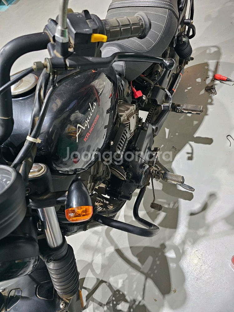 아퀼라125 키로수 낮은 오토바이 팝니다.--2