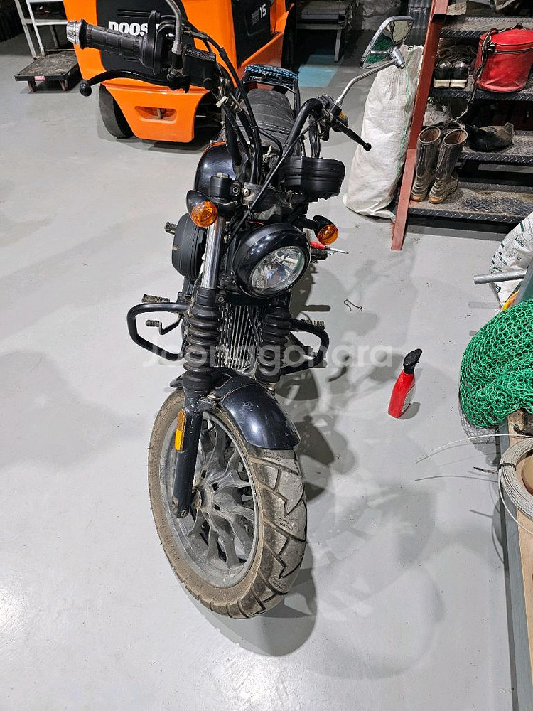 아퀼라125 키로수 낮은 오토바이 팝니다.--3