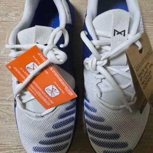 나이키 메트콘9 흰색+파랑 275 새상품 91000원 판매평상시 270신으시는 분들께 맞는 사이즈입니다택도