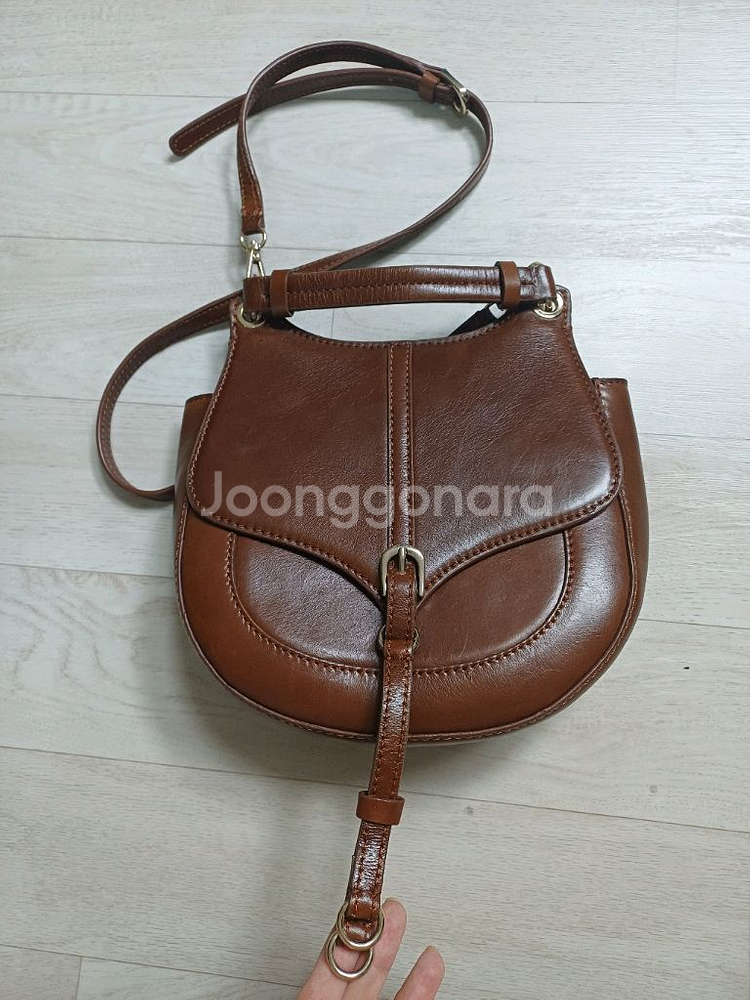 zara 소가죽 슬링백--0