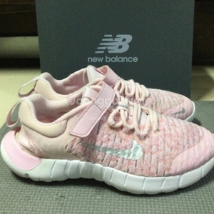 나이키키즈205 프리런 핑크 운동화 거의새거