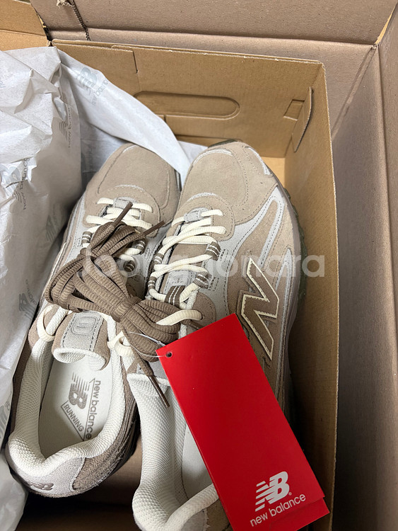 뉴발란스 204L 머쉬룸 스웨이드 275사이즈--1