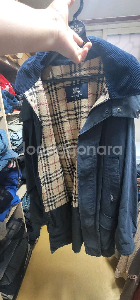 버버리 네이비 색상의 코트입니다안감은 버버리 특유의 체크 패턴으로 디자인되었어요후드 디자인으로 캐주얼하게 입기 좋습--0