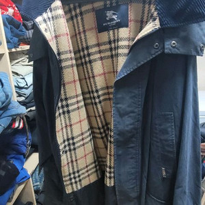 버버리 네이비 색상의 코트입니다안감은 버버리 특유의 체크 패턴으로 디자인되었어요후드 디자인으로 캐주얼하게 입기 좋습
