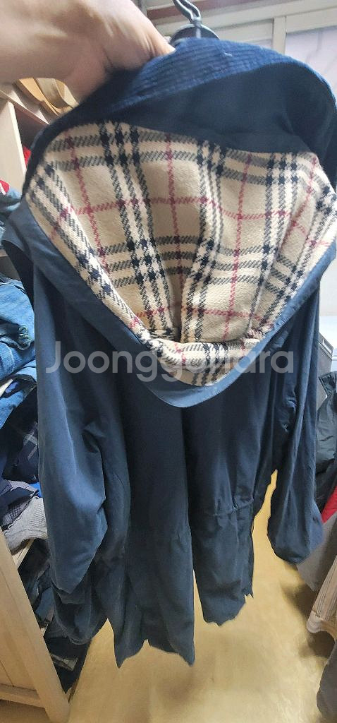 버버리 네이비 색상의 코트입니다안감은 버버리 특유의 체크 패턴으로 디자인되었어요후드 디자인으로 캐주얼하게 입기 좋습--2