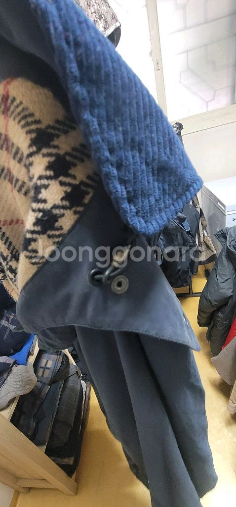 버버리 네이비 색상의 코트입니다안감은 버버리 특유의 체크 패턴으로 디자인되었어요후드 디자인으로 캐주얼하게 입기 좋습--3