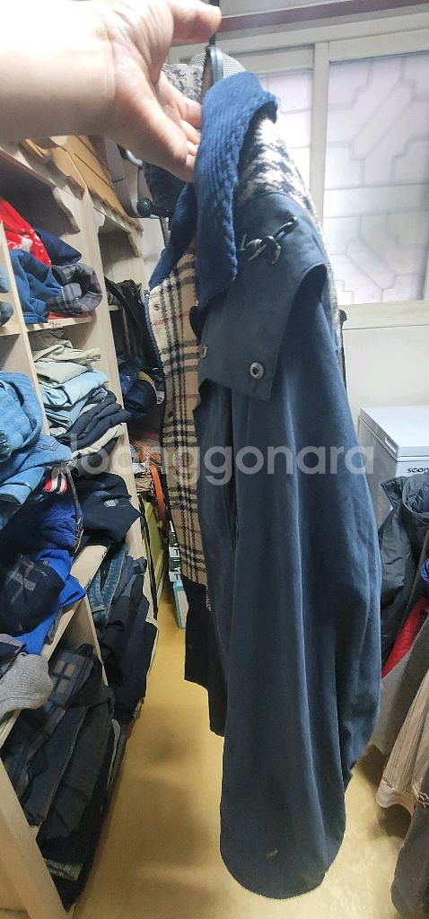 버버리 네이비 색상의 코트입니다안감은 버버리 특유의 체크 패턴으로 디자인되었어요후드 디자인으로 캐주얼하게 입기 좋습--1