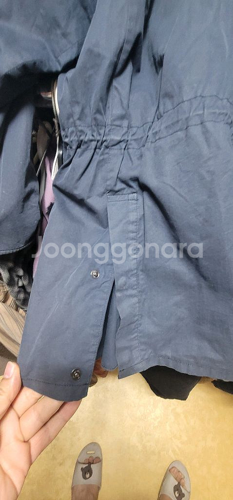 버버리 네이비 색상의 코트입니다안감은 버버리 특유의 체크 패턴으로 디자인되었어요후드 디자인으로 캐주얼하게 입기 좋습--4