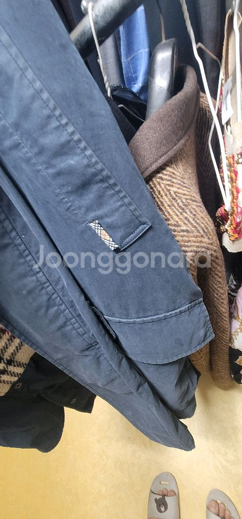 버버리 네이비 색상의 코트입니다안감은 버버리 특유의 체크 패턴으로 디자인되었어요후드 디자인으로 캐주얼하게 입기 좋습--5