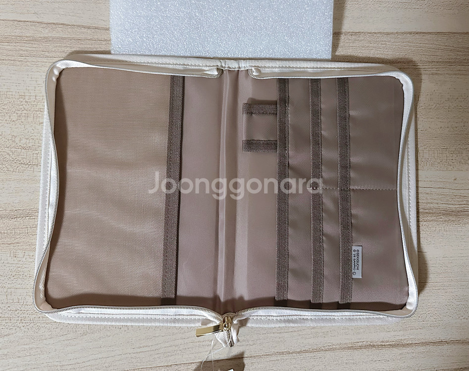 몬치치 헬로키티 멀티 파우치 여행 여권 지갑 케이스--1