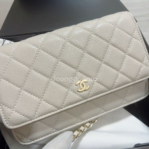 샤넬 캐비어 금장 woc