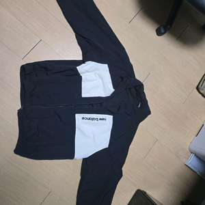 뉴발란스 바람막이 105