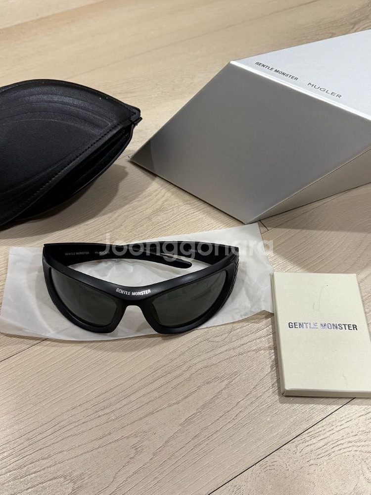 젠틀몬스터 뮈글러 선글라스 Spiral 02M01 블랙 그레이--2