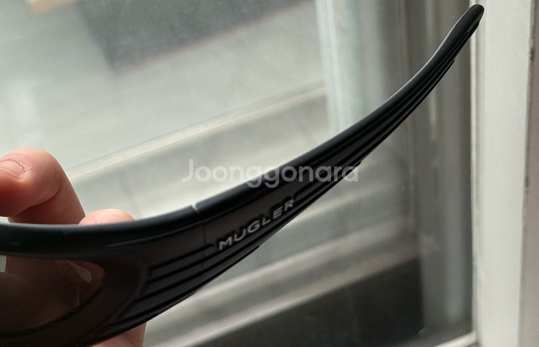 젠틀몬스터 뮈글러 선글라스 Spiral 02M01 블랙 그레이--5