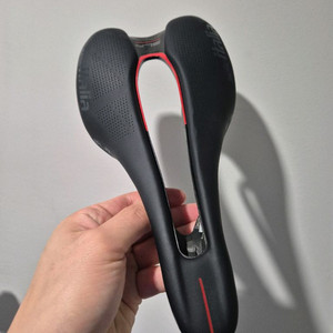 셀레이탈리아 slr 부스트 킷 카르보니오 s3 안장 팝니다