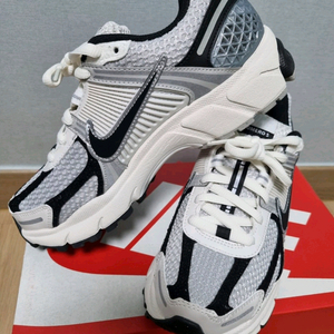 나이키 줌보메로5 포톤 더스트 팬텀 235 새상품