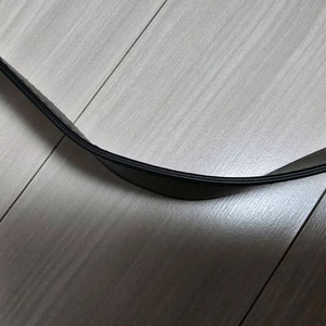 24/7 시리즈 크로스백 판매해요. 구김이 좀 있어요