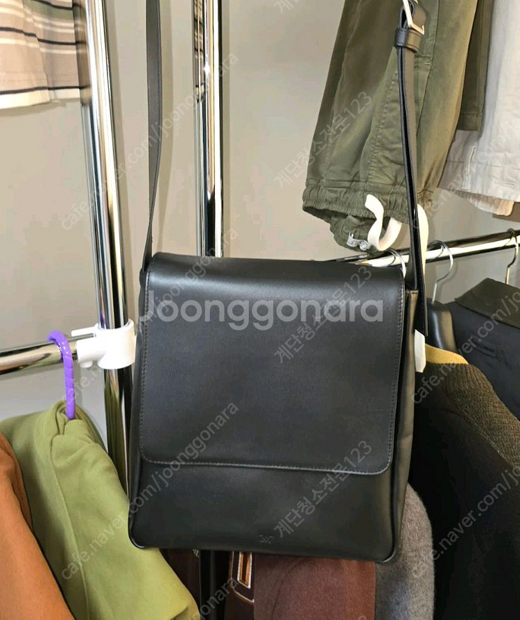 24/7 시리즈 크로스백 판매해요. 구김이 좀 있어요--1