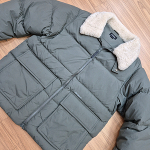 커버낫 올리브 색상 숏패딩 L사이즈 판매합니다. 겉재질은 탄탄하고, 목 부분에 퍼 디테일까지 있어서 따뜻하고 예뻐요