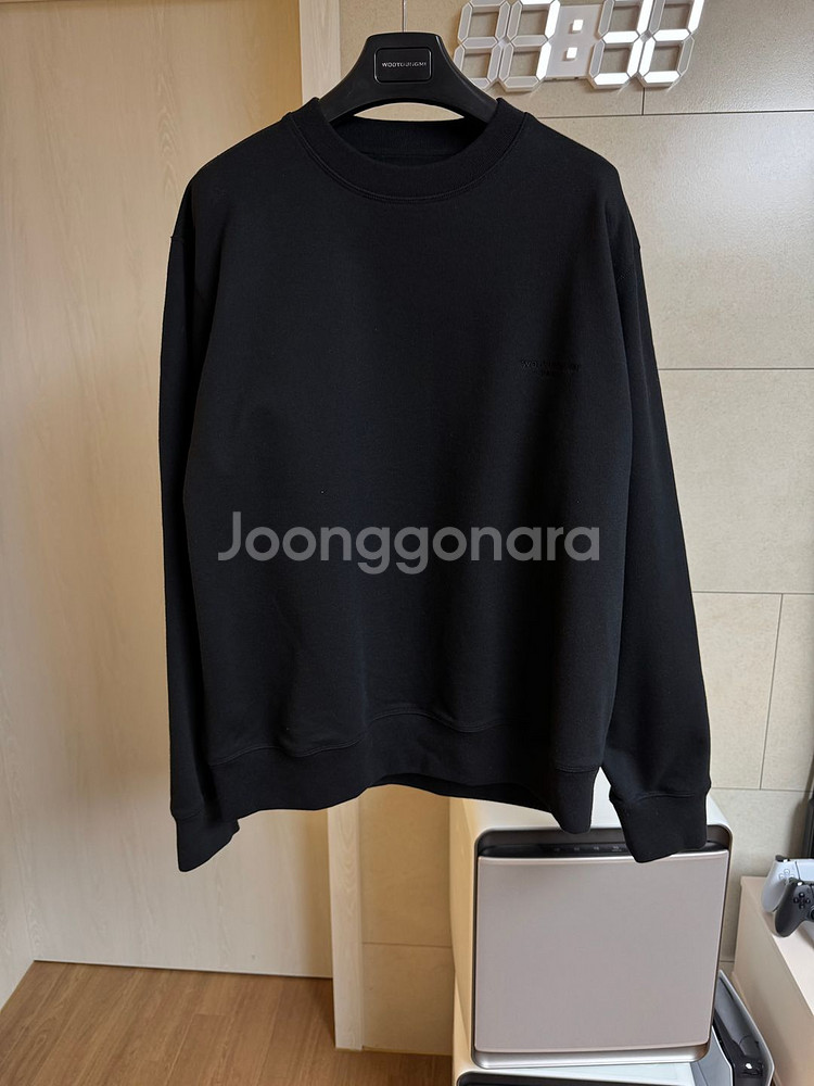 [새제품] 우영미 25fw 블랙 자수 라벨 맨투맨 48--1