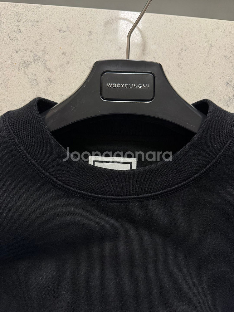 [새제품] 우영미 25fw 블랙 자수 라벨 맨투맨 48--3