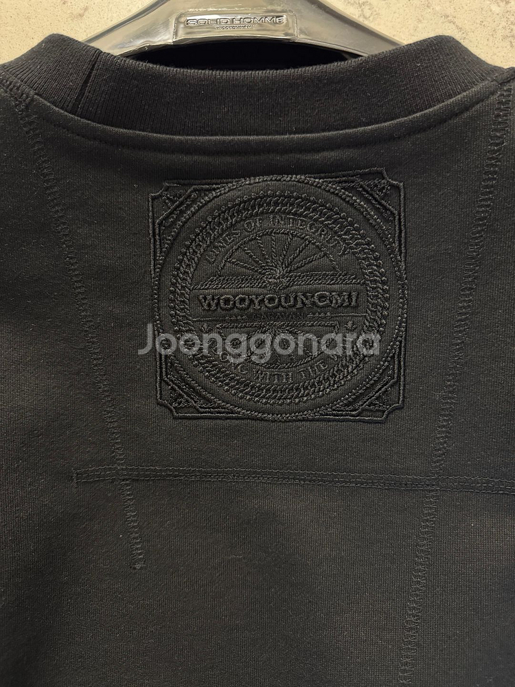 [새제품] 우영미 25fw 블랙 자수 라벨 맨투맨 48--7