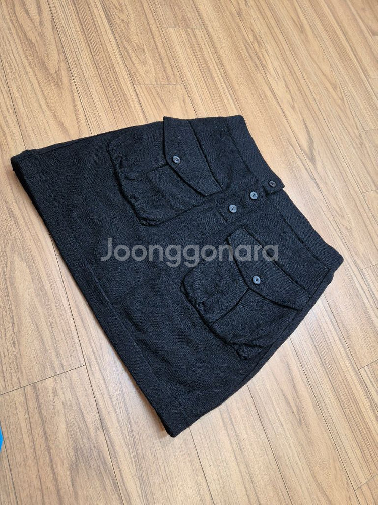 WAC 브랜드 블랙 카고 미니 스커트입니다. 겉감은 모 100% 재질로, 탄탄하게 잘 만들어졌습니다. 미니멀한 기장--0