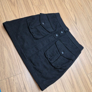 WAC 브랜드 블랙 카고 미니 스커트입니다. 겉감은 모 100% 재질로, 탄탄하게 잘 만들어졌습니다. 미니멀한 기장