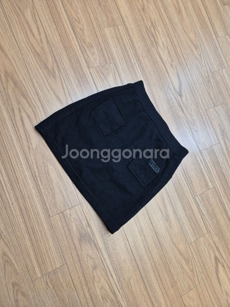 WAC 브랜드 블랙 카고 미니 스커트입니다. 겉감은 모 100% 재질로, 탄탄하게 잘 만들어졌습니다. 미니멀한 기장--1