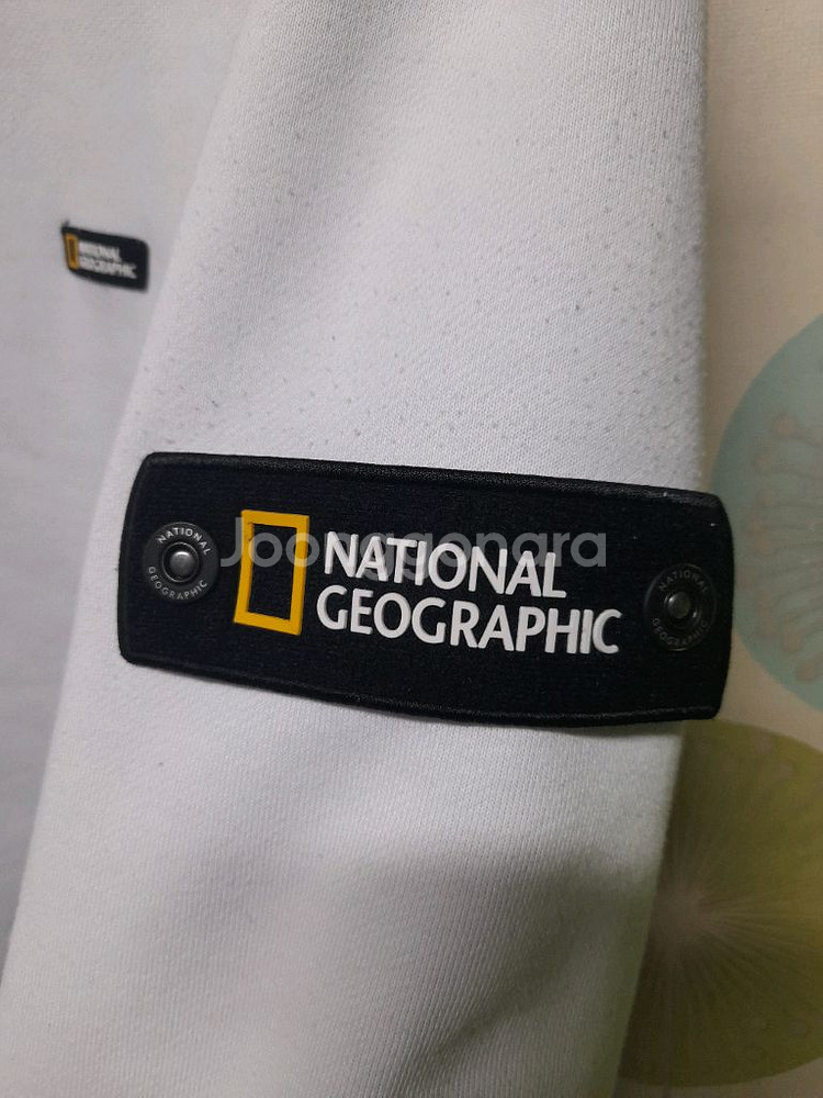 내셔널지오그래픽 폴리 카터 스몰 로고 맨투맨 티셔츠--2