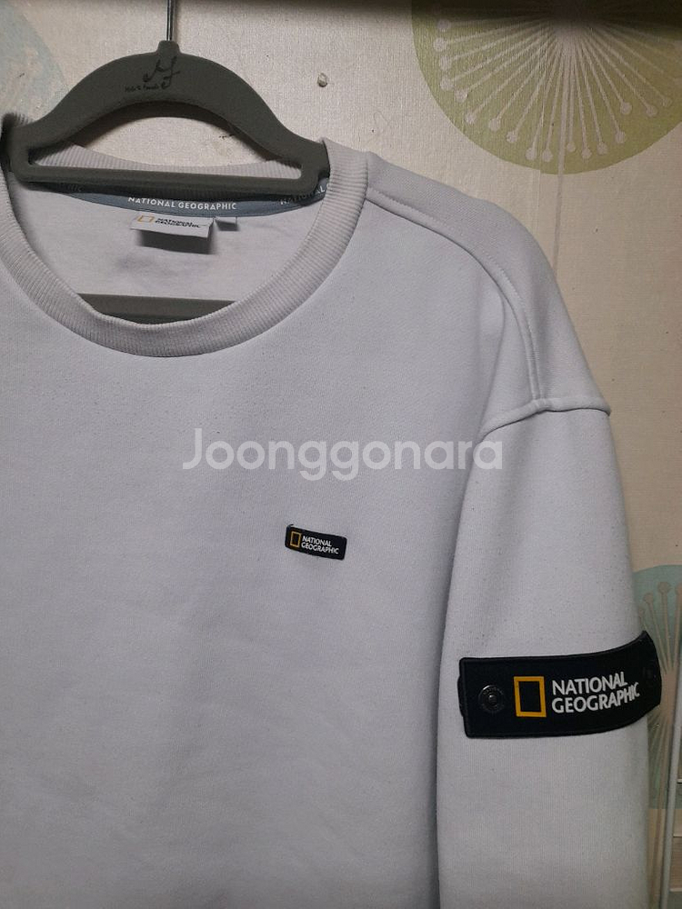 내셔널지오그래픽 폴리 카터 스몰 로고 맨투맨 티셔츠--1