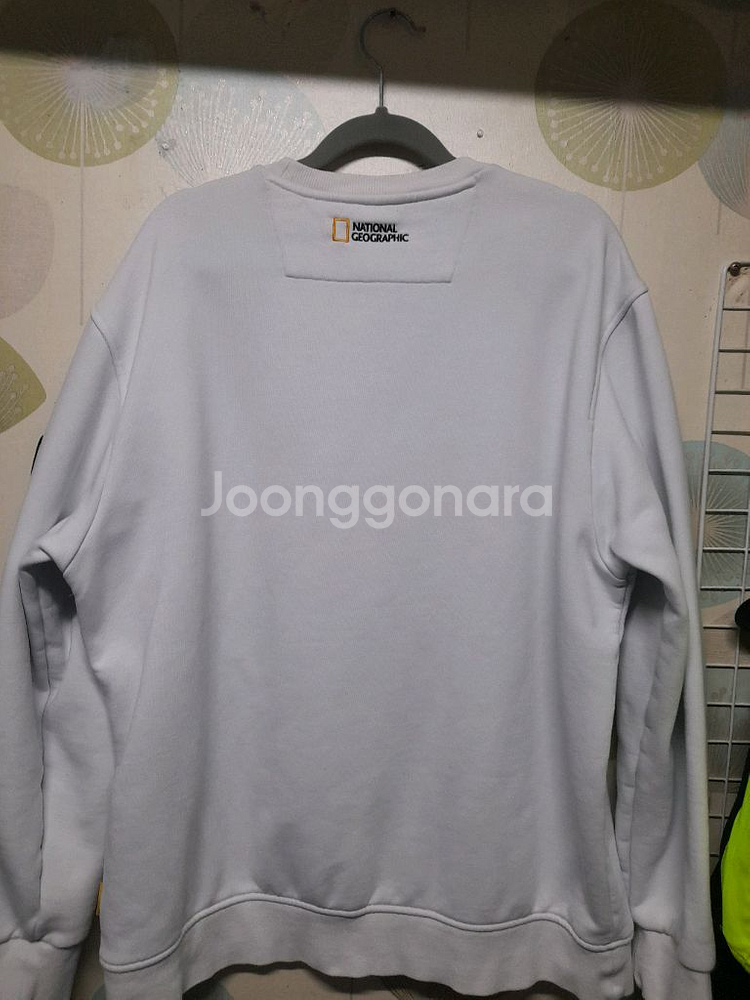 내셔널지오그래픽 폴리 카터 스몰 로고 맨투맨 티셔츠--3