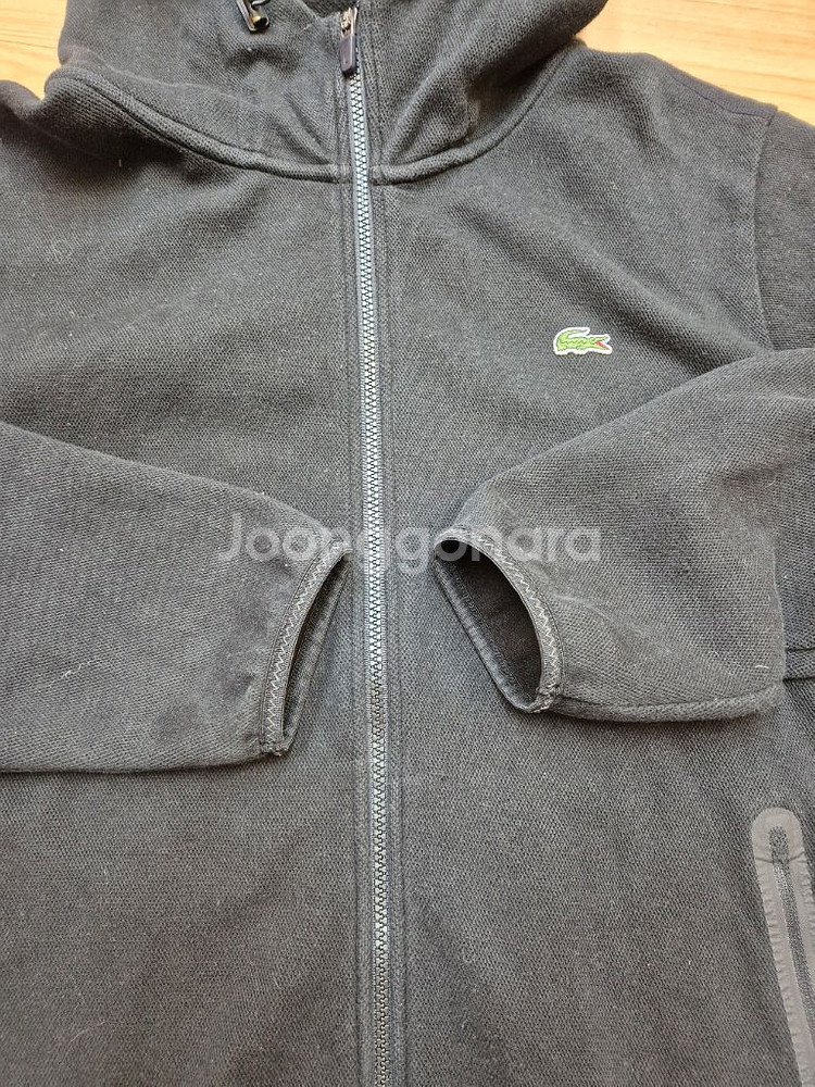 라코스테 블랙 스포츠 후드 집업입니다. FR 5, US L 사이즈로 100-105 입으시는 분께 추천드려요. 가슴팍--1