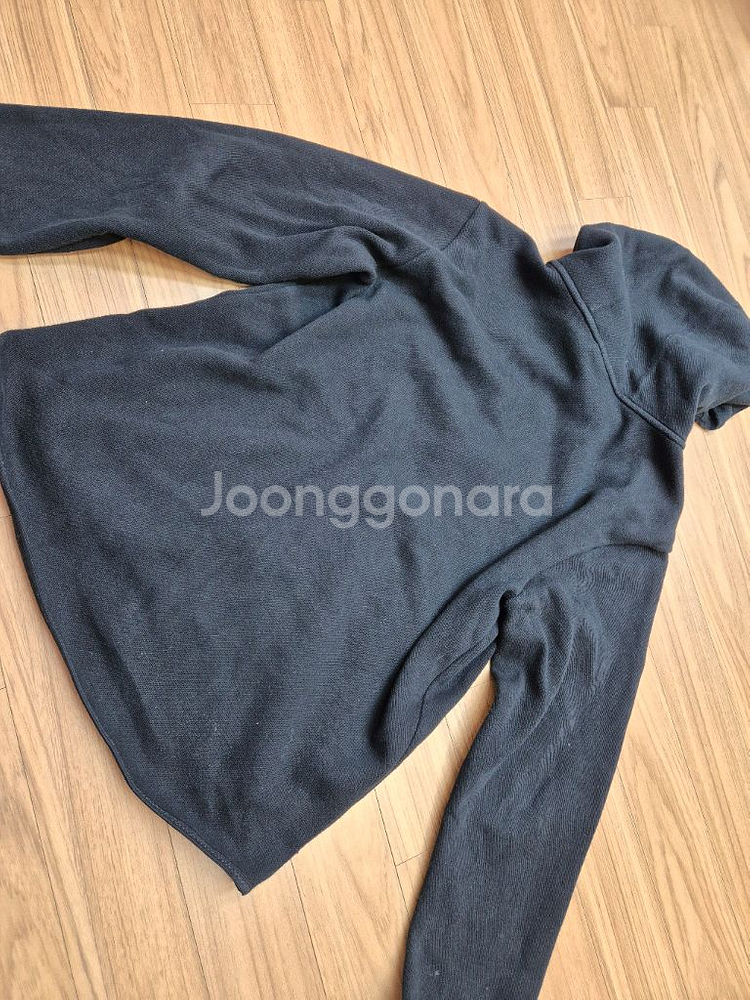 라코스테 블랙 스포츠 후드 집업입니다. FR 5, US L 사이즈로 100-105 입으시는 분께 추천드려요. 가슴팍--4