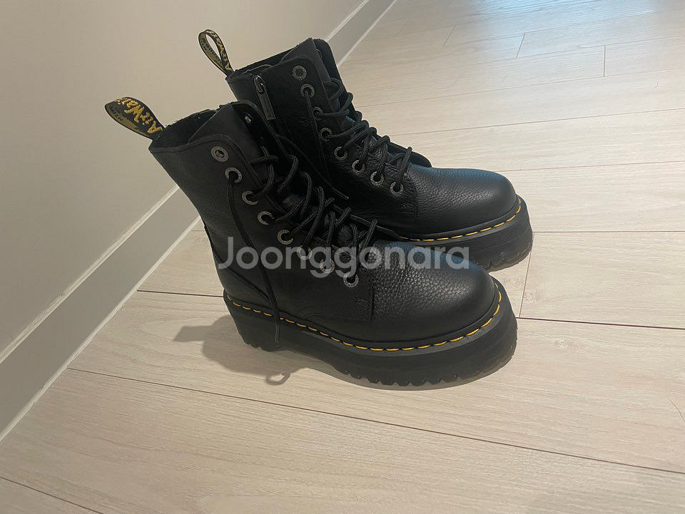 닥터마틴 제이든3 230사이즈(단순 개봉) 팝니다.--0