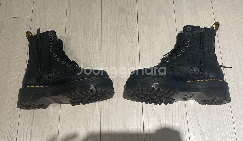 닥터마틴 제이든3 230사이즈(단순 개봉) 팝니다.--4