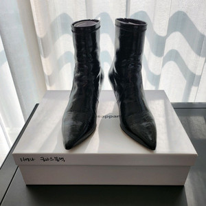 킴스어패럴 Thy 시에나 글로시블랙 앵클부츠